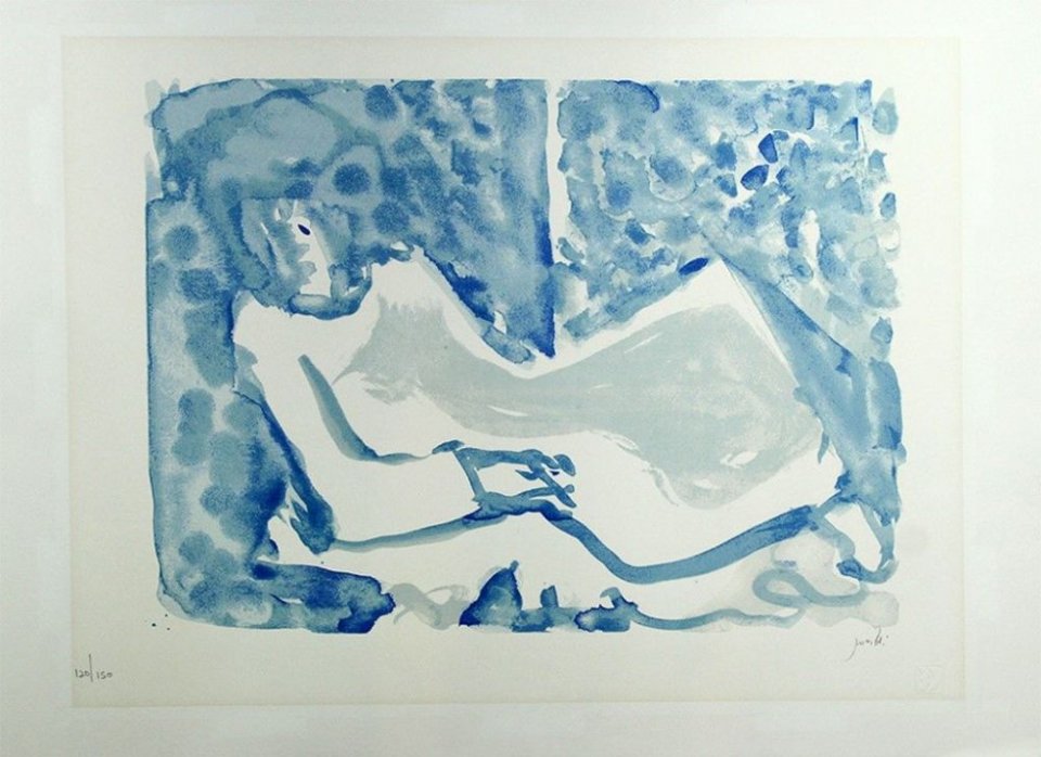 אישה שוכבת בכחול