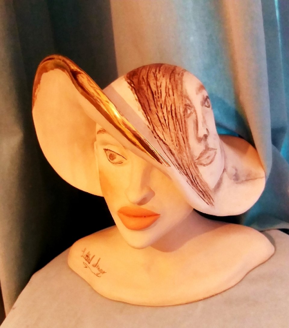 אישה עם כובע