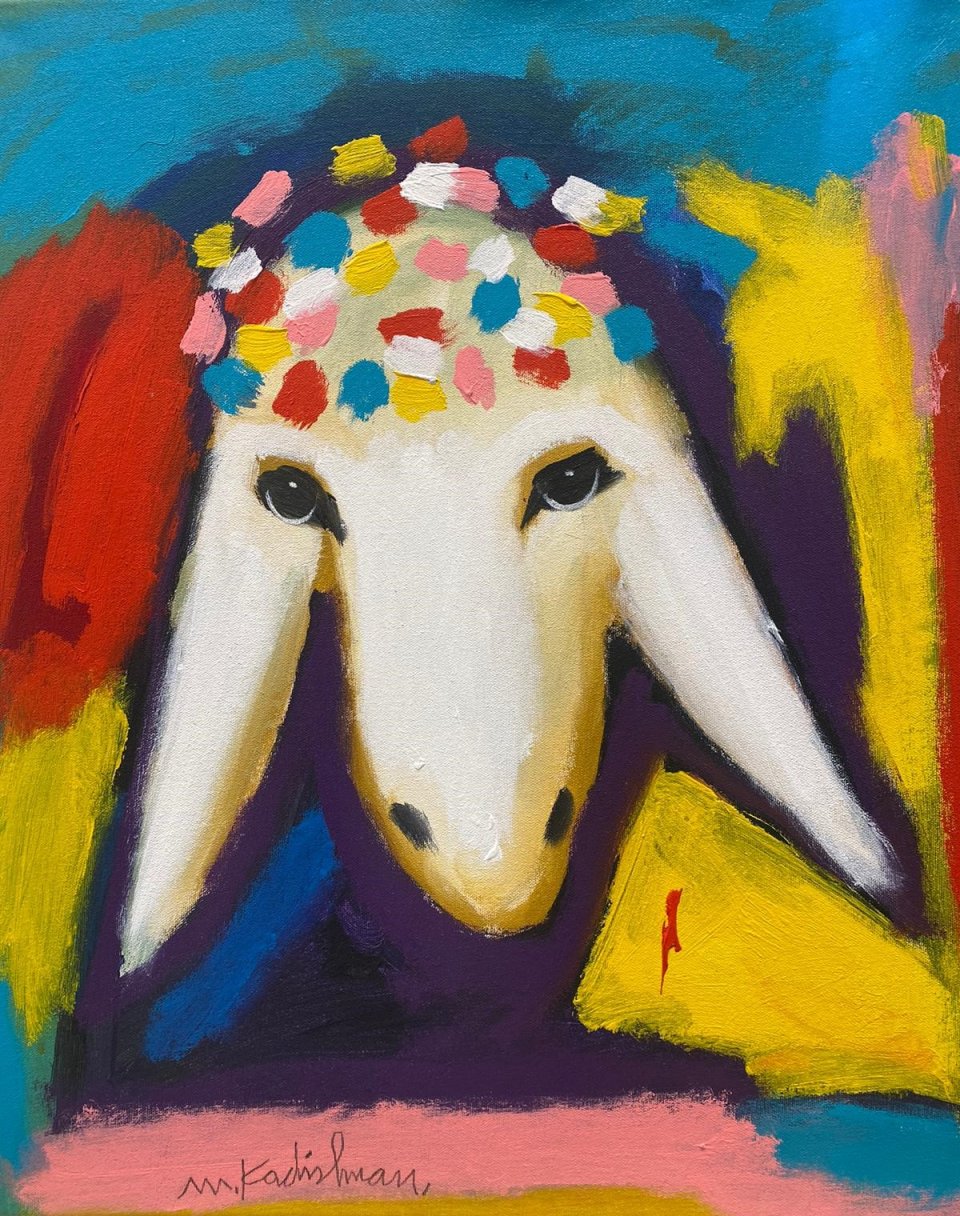 ראש כבשה עם זר על כתמים צבעוניים
