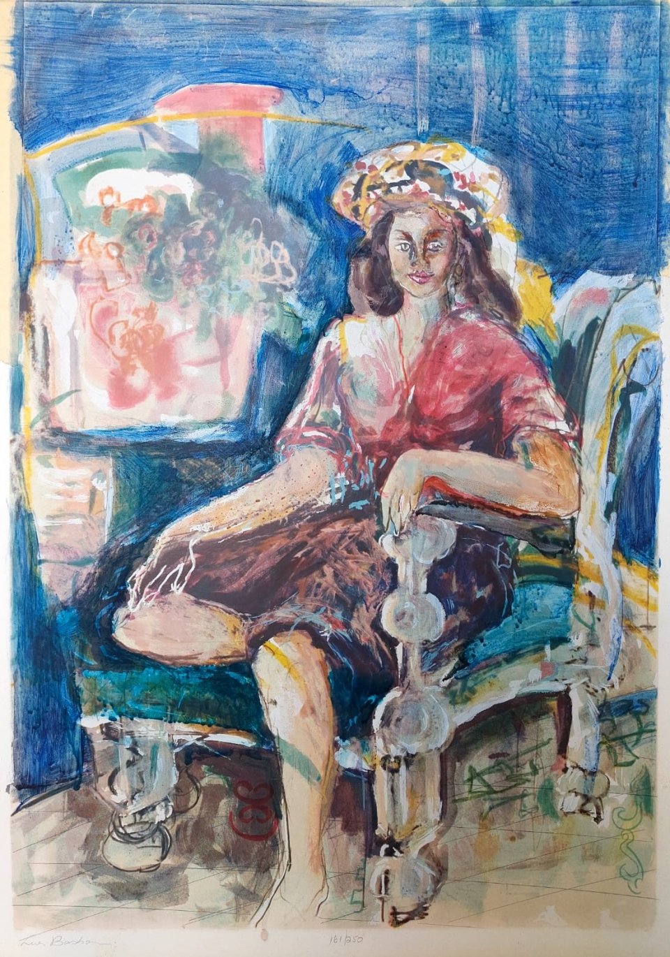 אישה יושבת על כורסא על רקע כחול