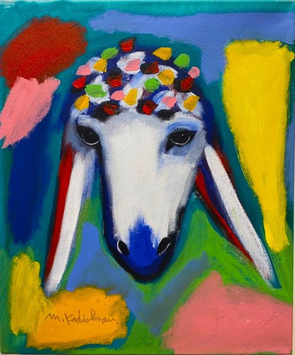 ראש כבש עם זר על כתמים צבעוניים