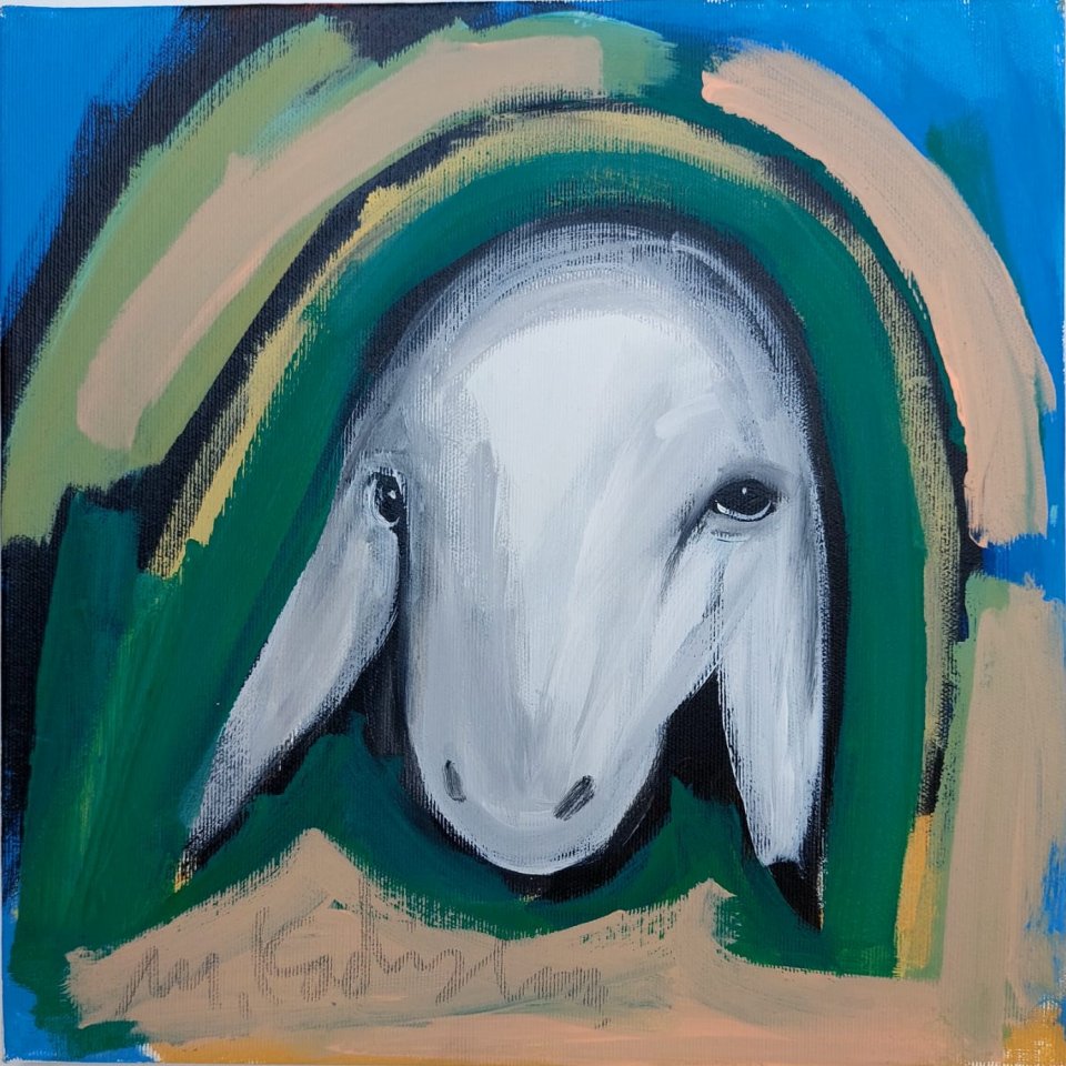 כבשה לבנה על פס ירוק