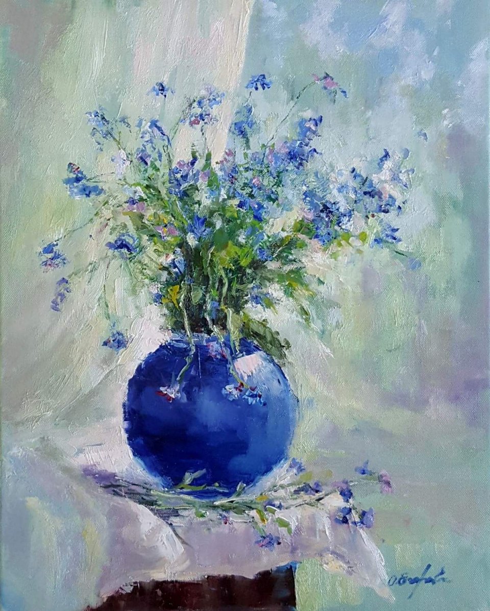 פרחים באגרטל כחול