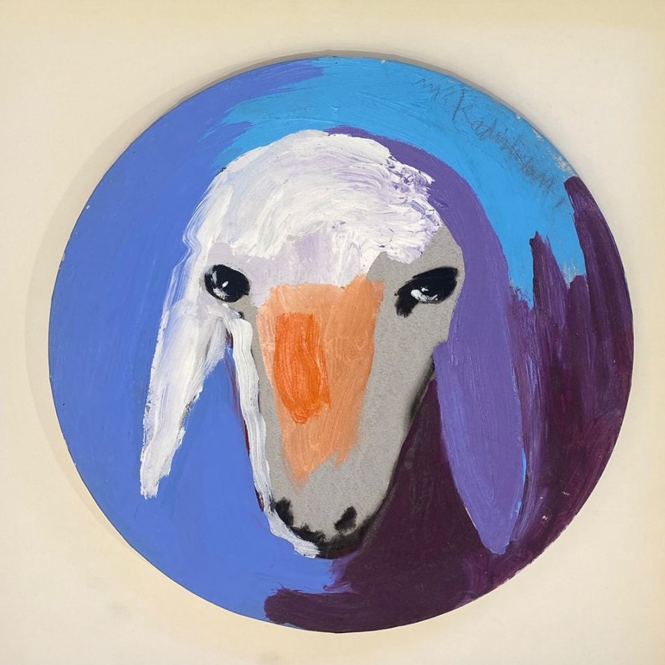 ראש כבש על רקע כחול (יצירה עגולה)