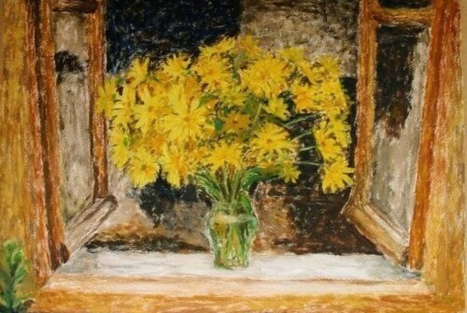 פרחים צהובים בחלון