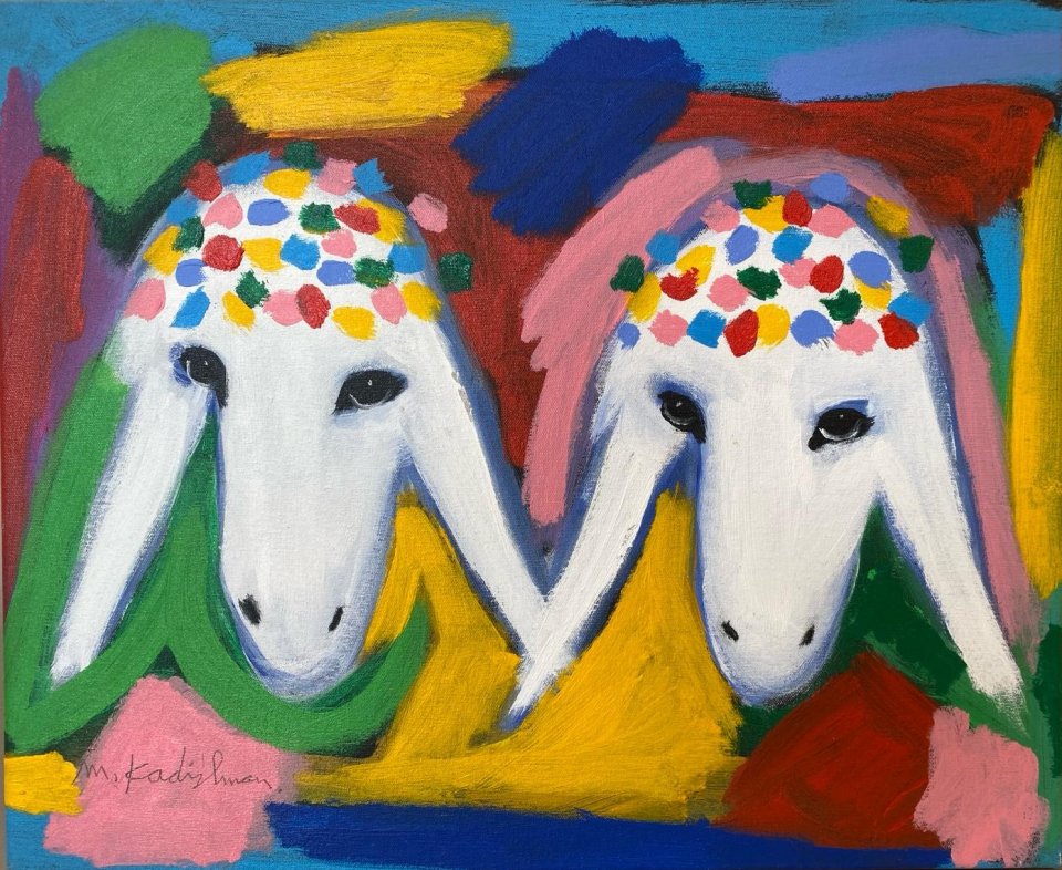 זוג כבשים עם כתר על רקע צבעוני