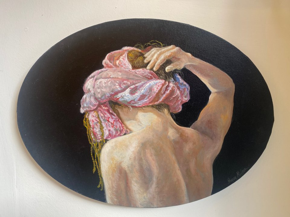אישה במטפחת ורודה - ציור אובלי