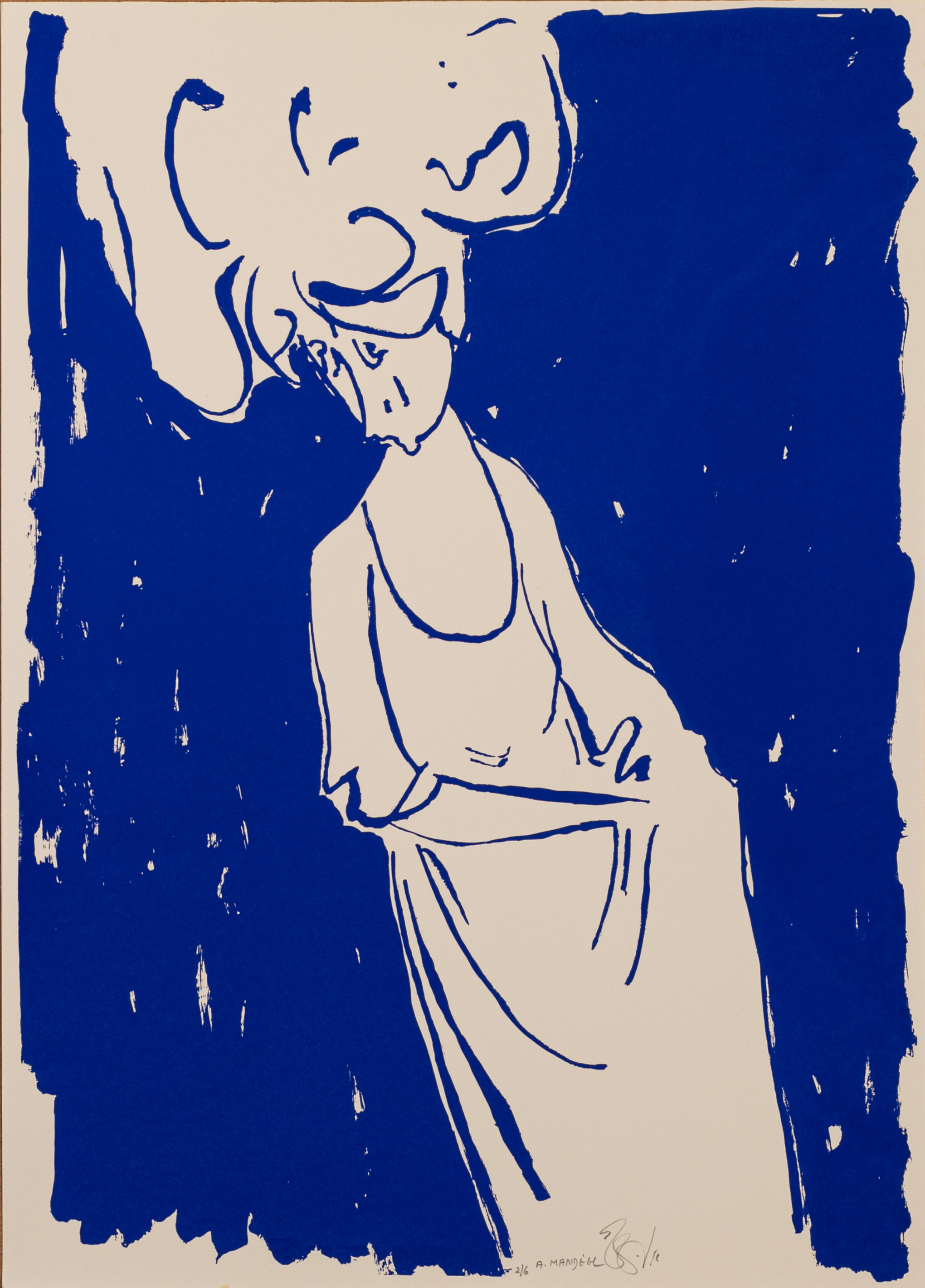 דמות אישה על רקע כחול